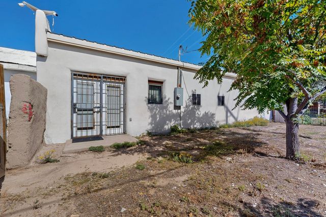 1042 County Rd 41, Velarde, NM 87582