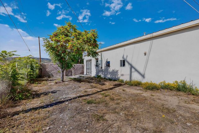 1042 County Rd 41, Velarde, NM 87582