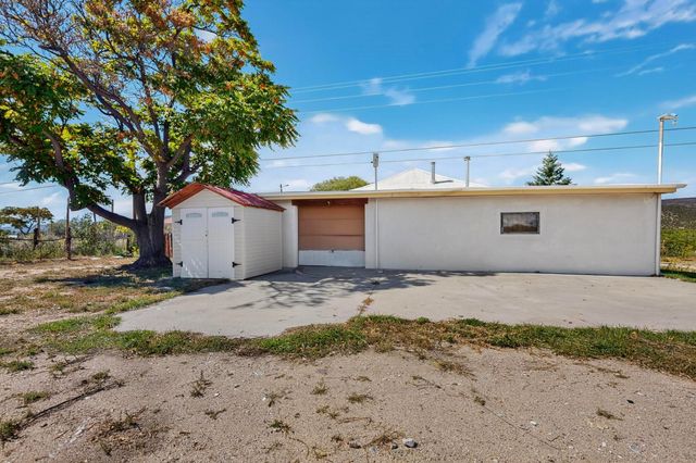 1042 County Rd 41, Velarde, NM 87582