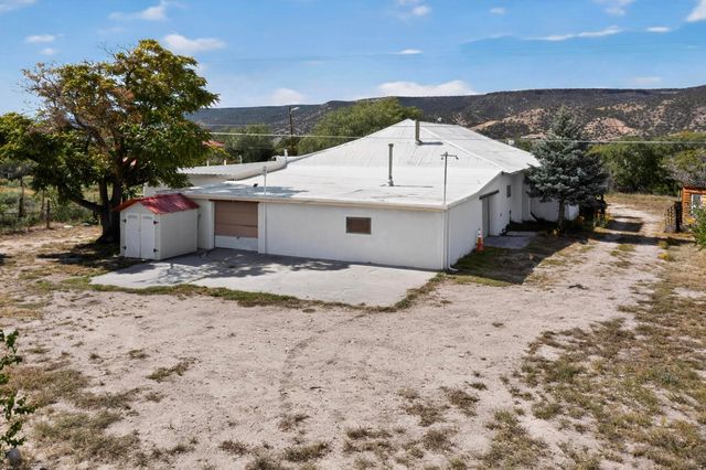 1042 County Rd 41, Velarde, NM 87582