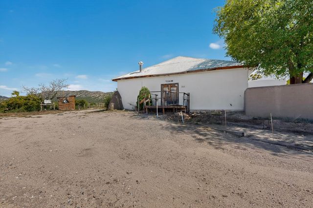 1042 County Rd 41, Velarde, NM 87582