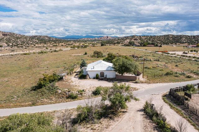 1042 County Rd 41, Velarde, NM 87582
