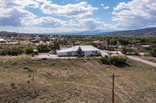 1042 County Rd 41, Velarde, NM 87582