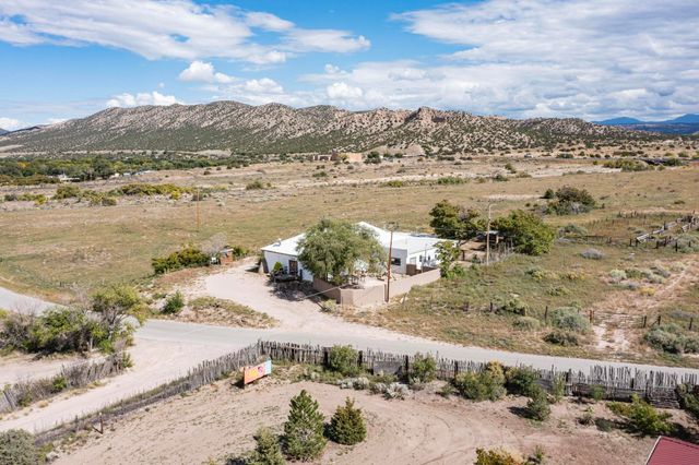 1042 County Rd 41, Velarde, NM 87582