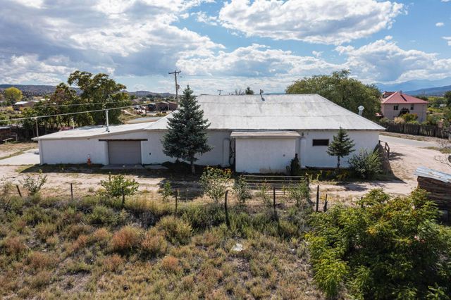 1042 County Rd 41, Velarde, NM 87582