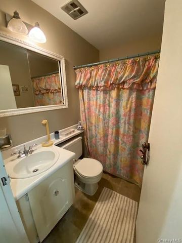 39 Freemont Lane, Coram, NY 11727