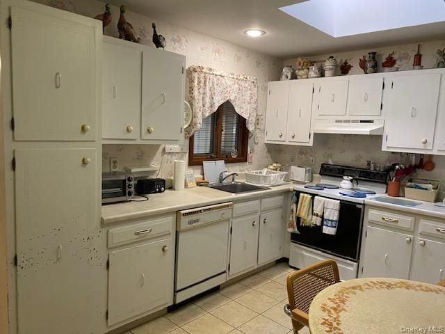 39 Freemont Lane, Coram, NY 11727