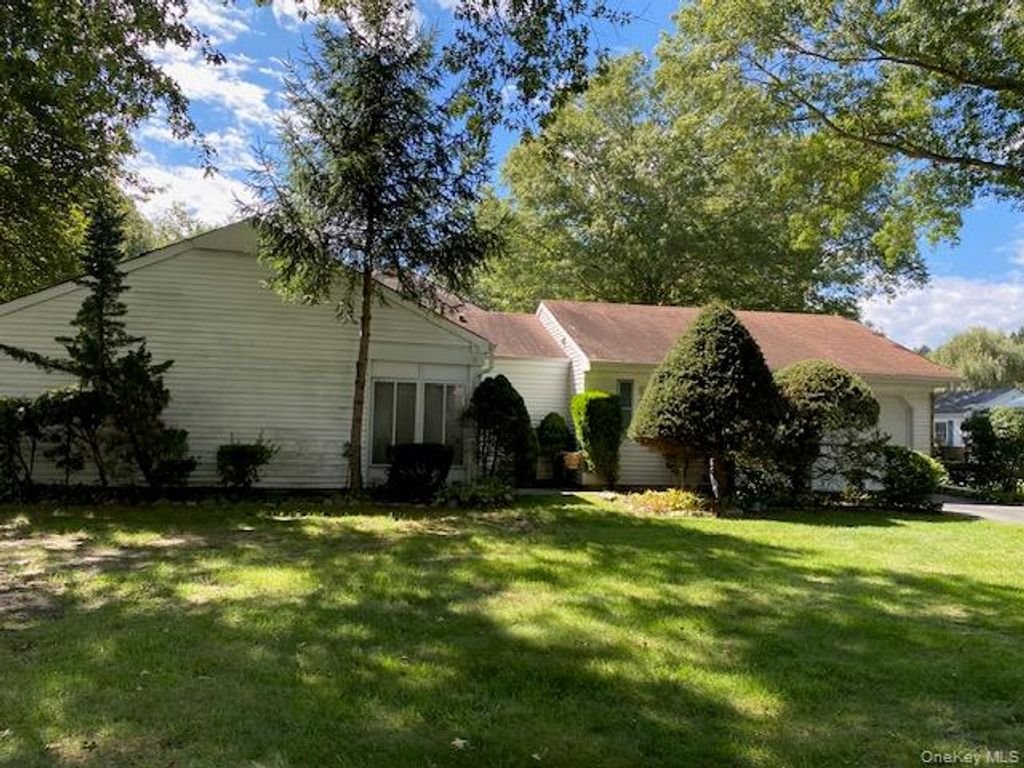 39 Freemont Lane, Coram, NY 11727 — photo 2