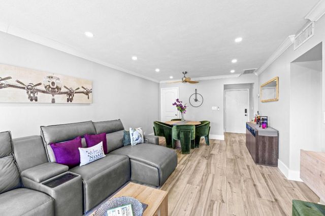 236 Castlewood Drive 204, North Palm Beach, FL 33408