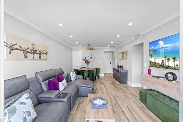 236 Castlewood Drive 204, North Palm Beach, FL 33408