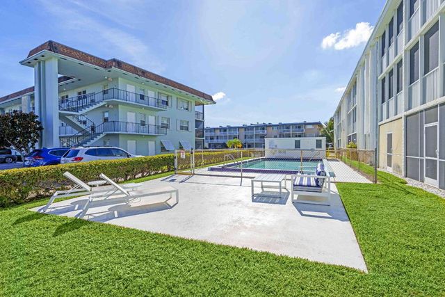 236 Castlewood Drive 204, North Palm Beach, FL 33408