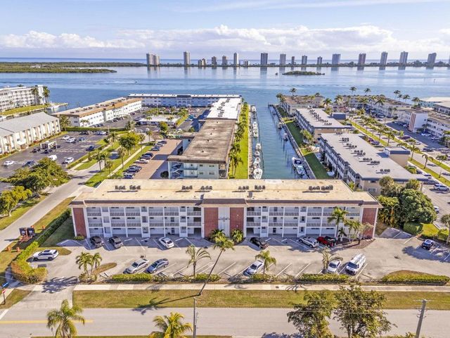 236 Castlewood Drive 204, North Palm Beach, FL 33408