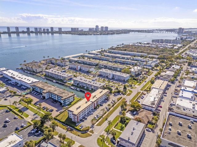 236 Castlewood Drive 204, North Palm Beach, FL 33408