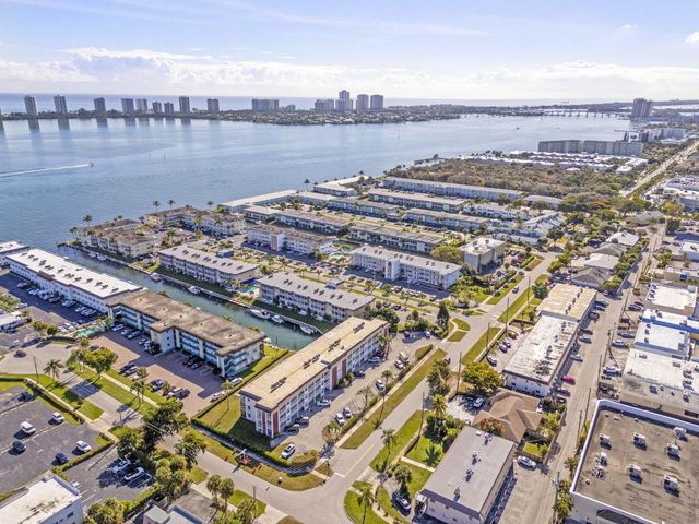 236 Castlewood Drive 204, North Palm Beach, FL 33408