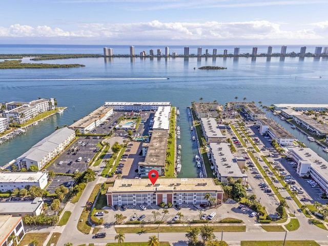 236 Castlewood Drive 204, North Palm Beach, FL 33408