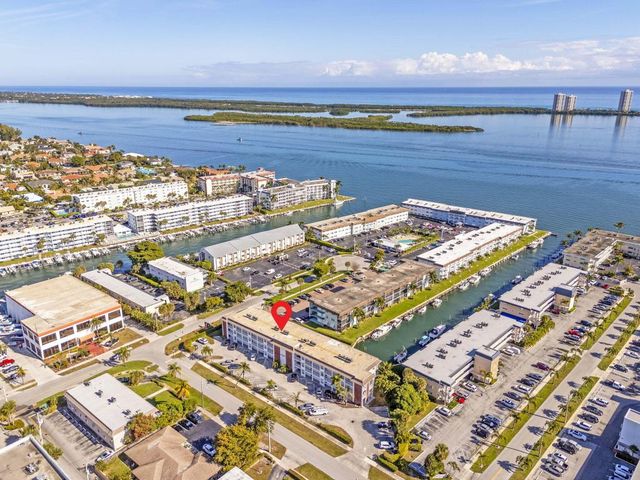 236 Castlewood Drive 204, North Palm Beach, FL 33408