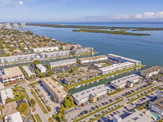 236 Castlewood Drive 204, North Palm Beach, FL 33408