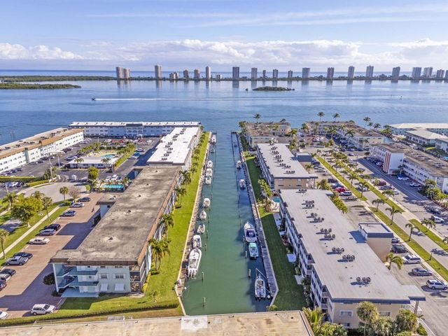 236 Castlewood Drive 204, North Palm Beach, FL 33408