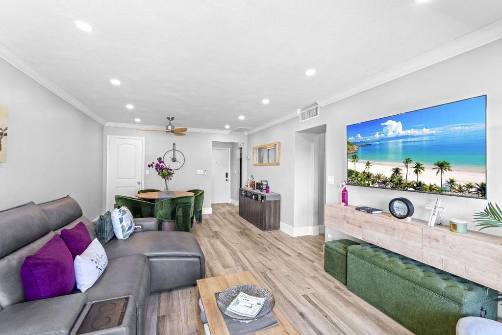 236 Castlewood Drive 204, North Palm Beach, FL 33408