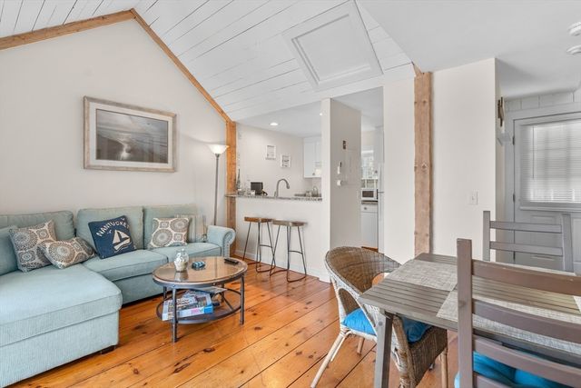 6 Hammock Pond Rd 6, Mashpee, MA 02649