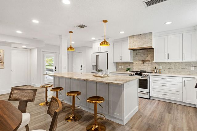 516 36TH AVENUE N, St Petersburg, FL 33704