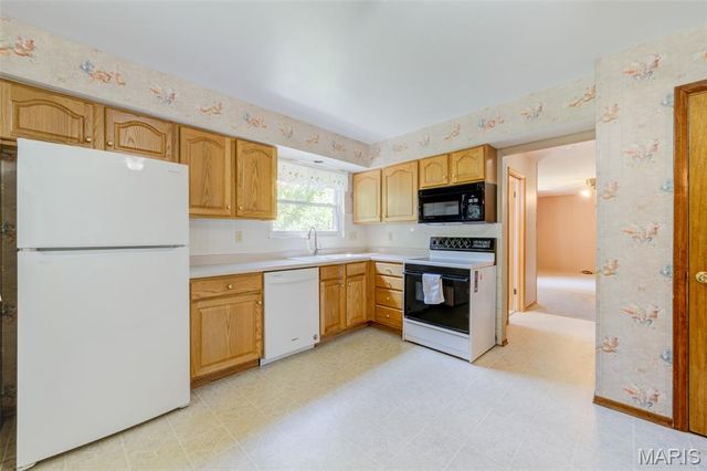 14 Lee Court, St Charles, MO 63301