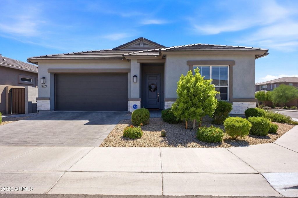 Image 2 of property listing at 5963 E LONE CACTUS Road, Phoenix, AZ 85054