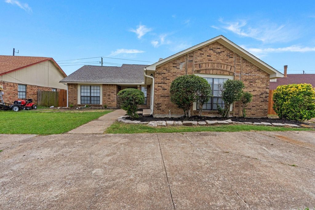 3312 Amberway Drive, Arlington, TX 76014