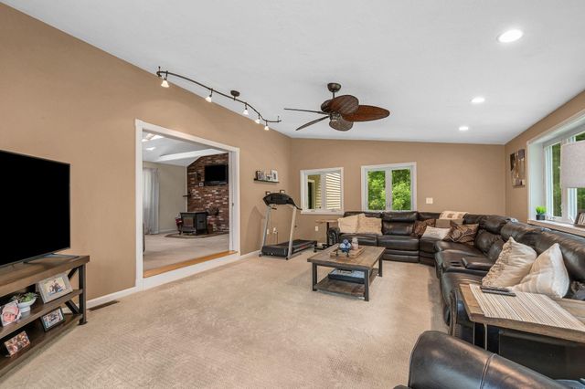 31 Leonard Drive, Pelham, NH 03076