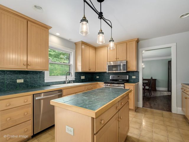 2080 Clearwater Way, Elgin, IL 60123