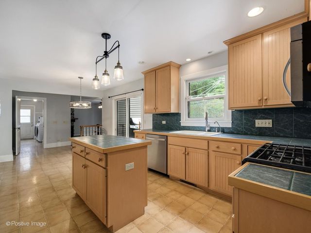 2080 Clearwater Way, Elgin, IL 60123