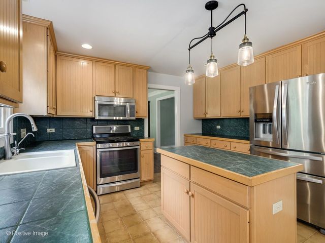 2080 Clearwater Way, Elgin, IL 60123