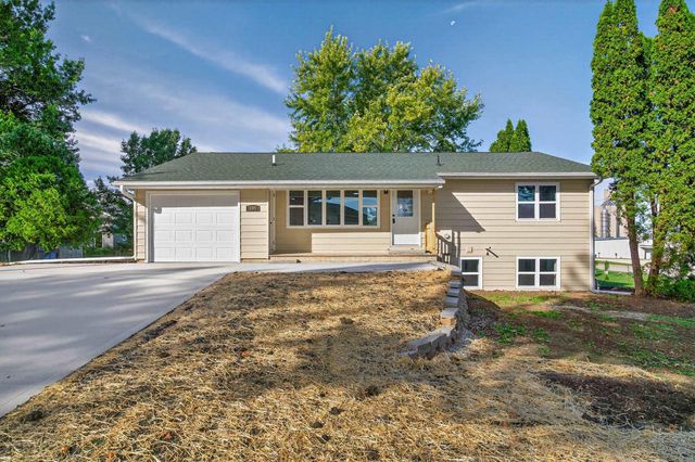 305 2nd Street, Grundy Center, IA 50638