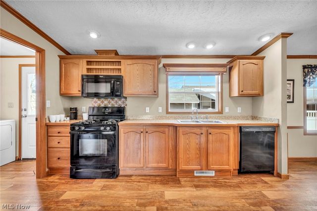 378 Pin Oak, Elyria, OH 44035