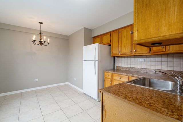 17138 71st Avenue 4, Tinley Park, IL 60477