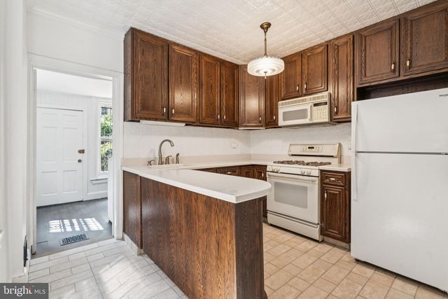 2404 LOMBARD ST, Philadelphia, PA 19146