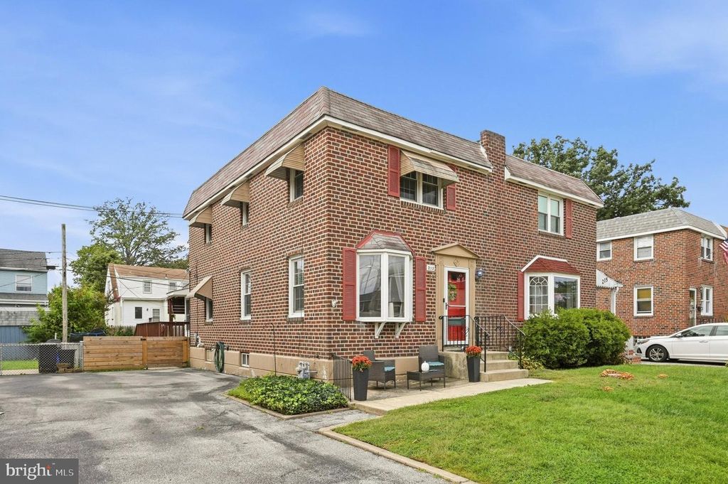 213 EVERGREEN AVE, Folsom, PA 19033 — photo 2