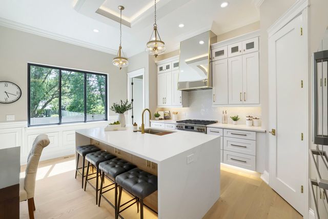 909 Evergreen Avenue, Glen Ellyn, IL 60137