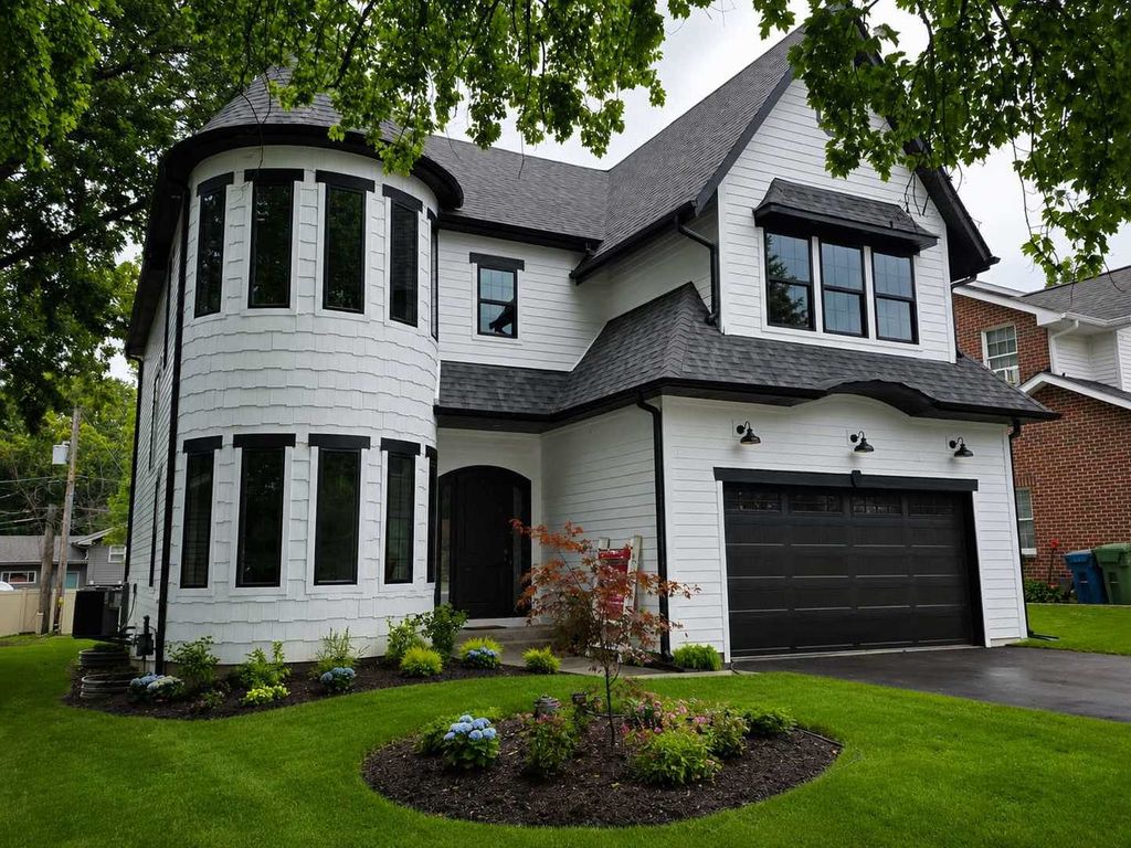 909 Evergreen Avenue, Glen Ellyn, IL 60137