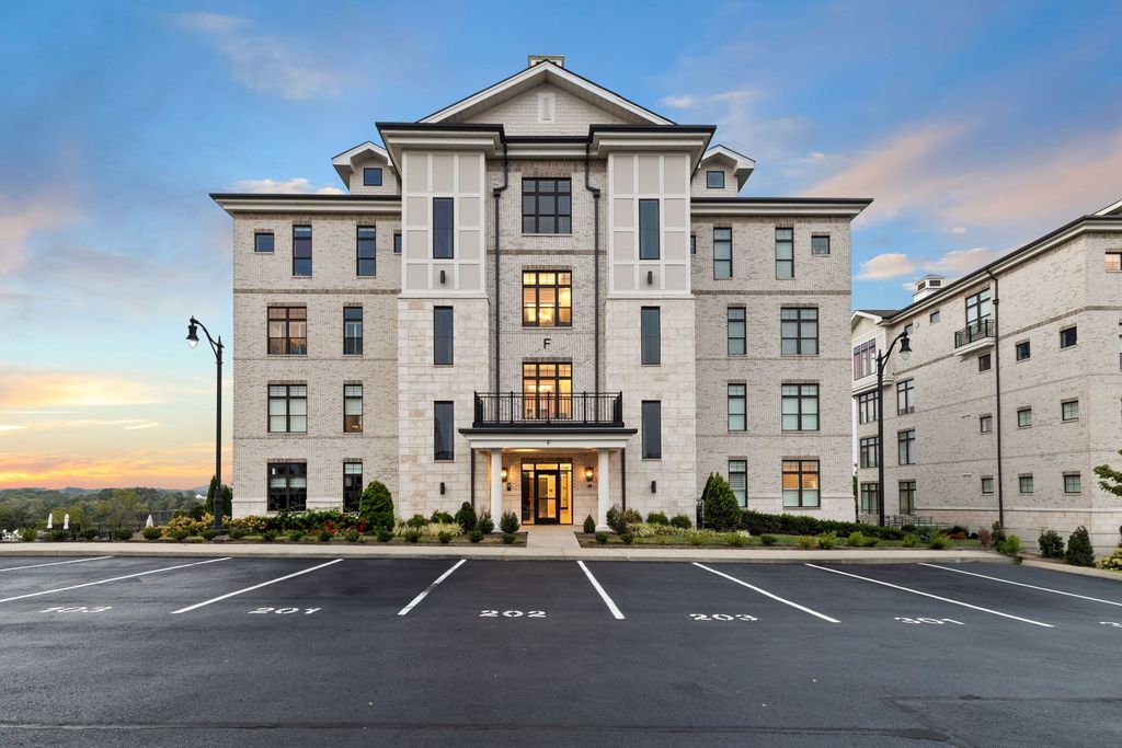 1024 Club View Dr Unit F201, Gallatin, TN 37066
