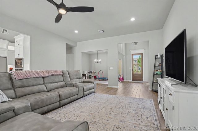 7009 E Oakland Street, Broken Arrow, OK 74014