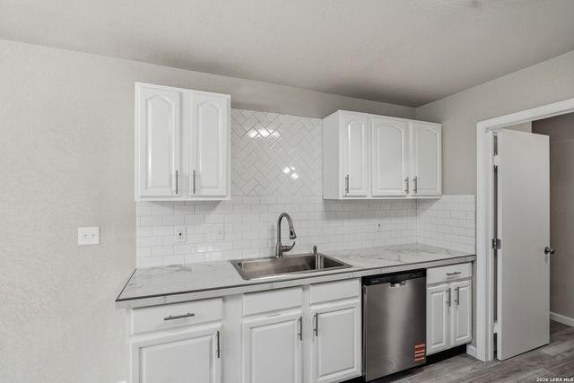 5342 BINZ ENGLEMAN RD, Kirby, TX 78219