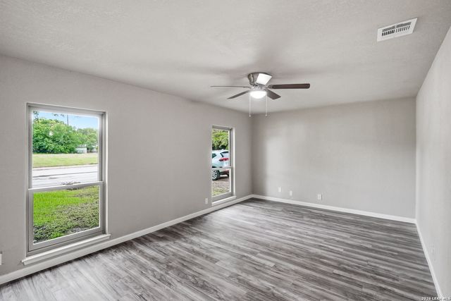 5342 BINZ ENGLEMAN RD, Kirby, TX 78219