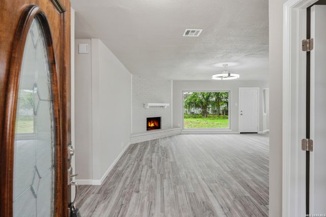 5342 BINZ ENGLEMAN RD, Kirby, TX 78219