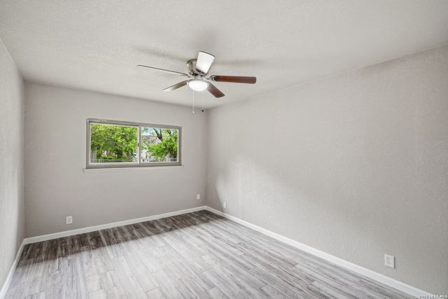 5342 BINZ ENGLEMAN RD, Kirby, TX 78219