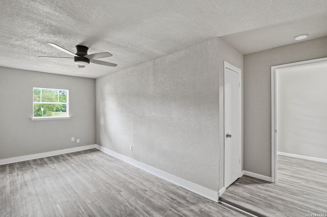 5342 BINZ ENGLEMAN RD, Kirby, TX 78219