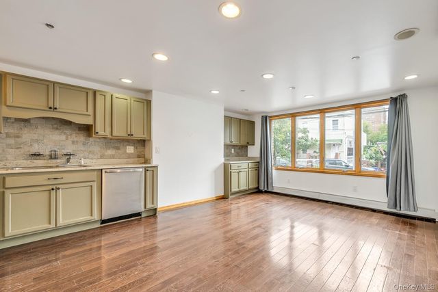 2105 33rd Avenue, Astoria, NY 11106