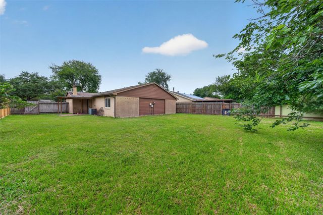 6447 W Fuqua Drive, Houston, TX 77489