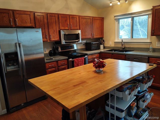 1432 Pond View Court, Wixom, MI 48393