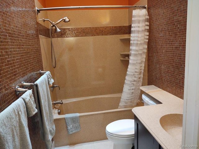 1432 Pond View Court, Wixom, MI 48393